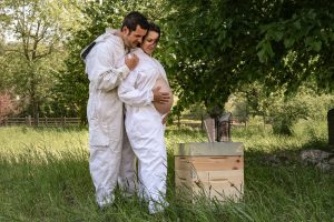 Couple, femme enceinte, printemps